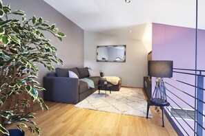 Premium Maisonette | منطقة المعيشة | تلفزيون بشاشة مسطحة بحجم 40-بوصة يعرض قنوات فضائية، تلفزيون
