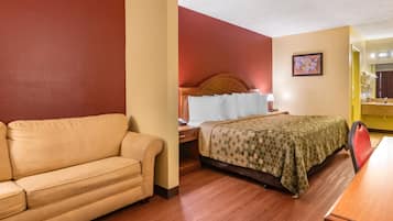 Suite, 1 cama de matrimonio grande con sofá cama, no fumadores (2 Person Sofa Bed) | Caja fuerte, escritorio, cortinas opacas y tabla de planchar con plancha