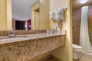 Standardzimmer, 1 King-Bett und Schlafsofa, Nichtraucher | Badezimmer | Dusche, kostenlose Toilettenartikel, Haartrockner, Handtücher