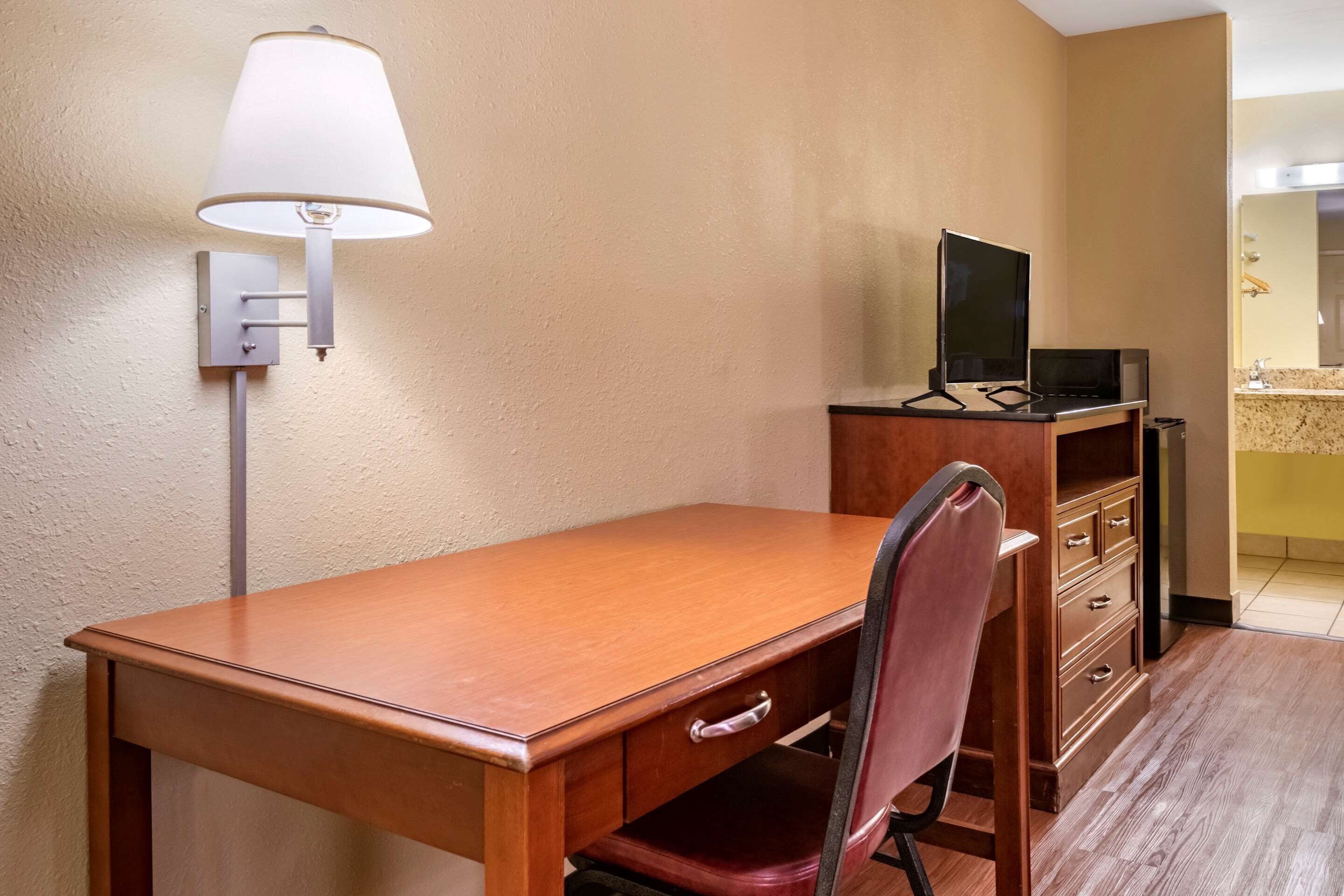 Foto - Econo Lodge Inn & Suites Maingate Central