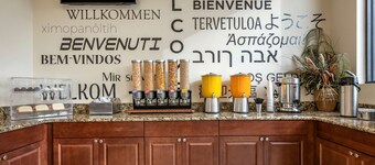 Econo Lodge Inn & Suites Maingate Central