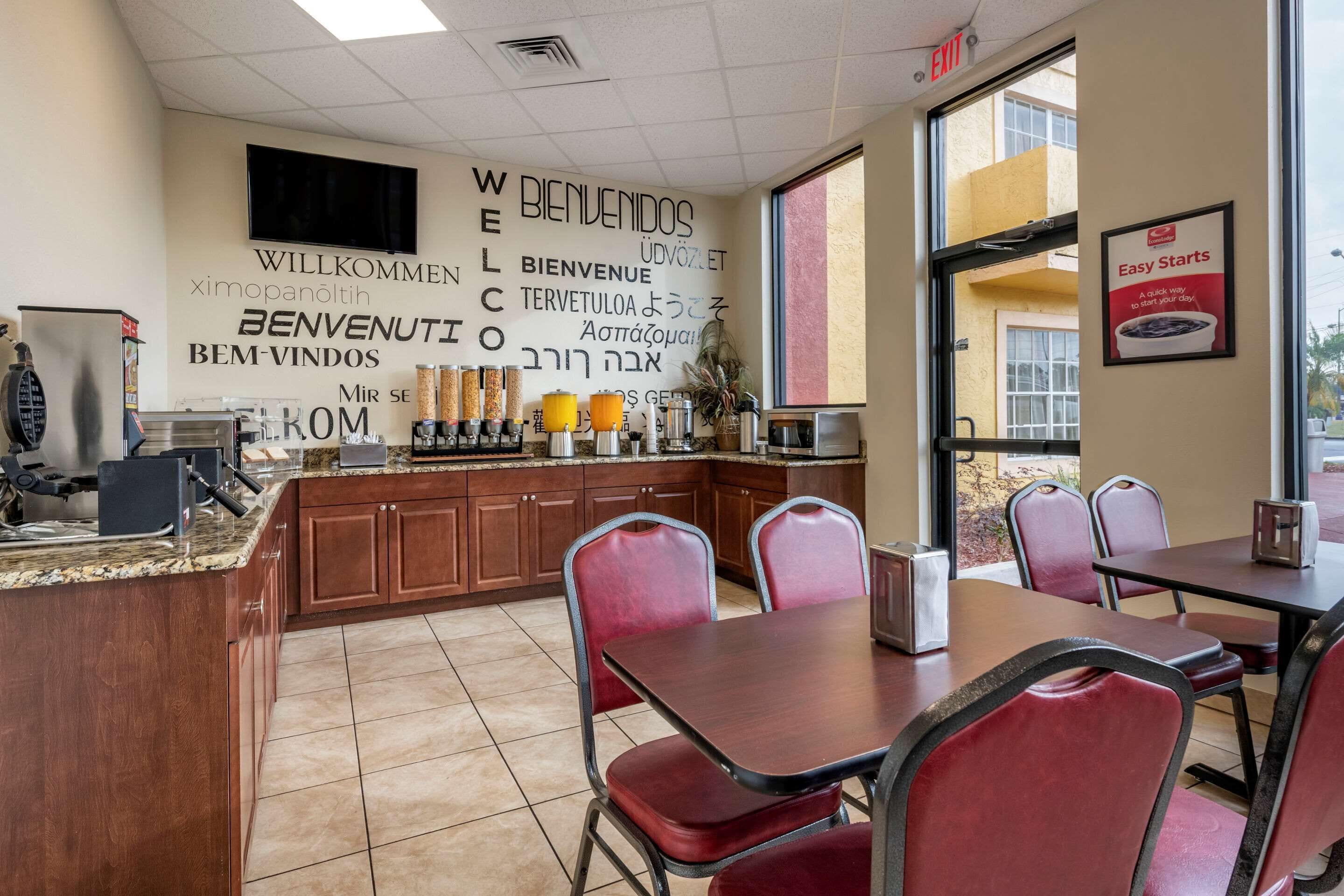 Foto - Econo Lodge Inn & Suites Maingate Central