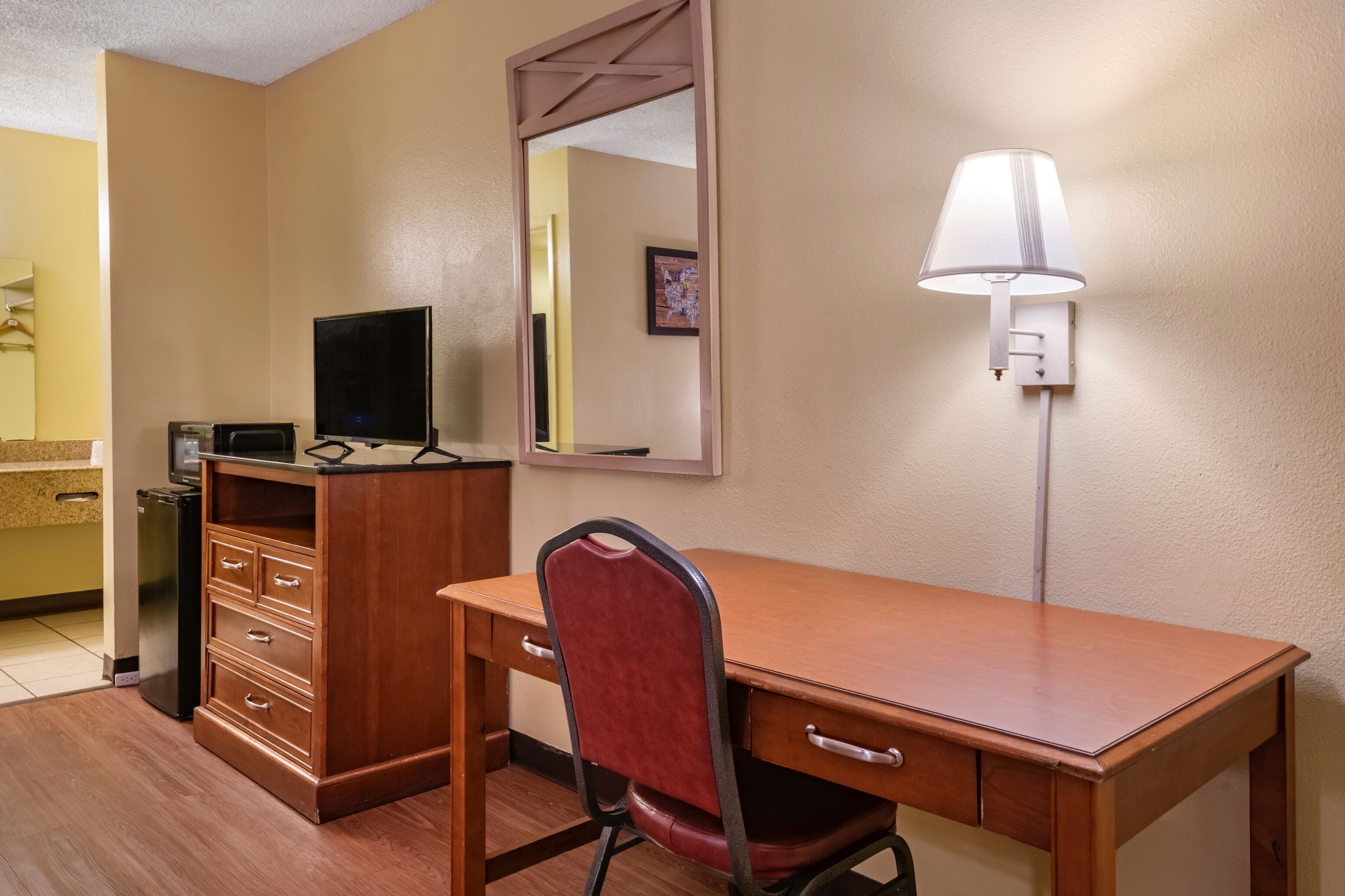 Foto - Econo Lodge Inn & Suites Maingate Central