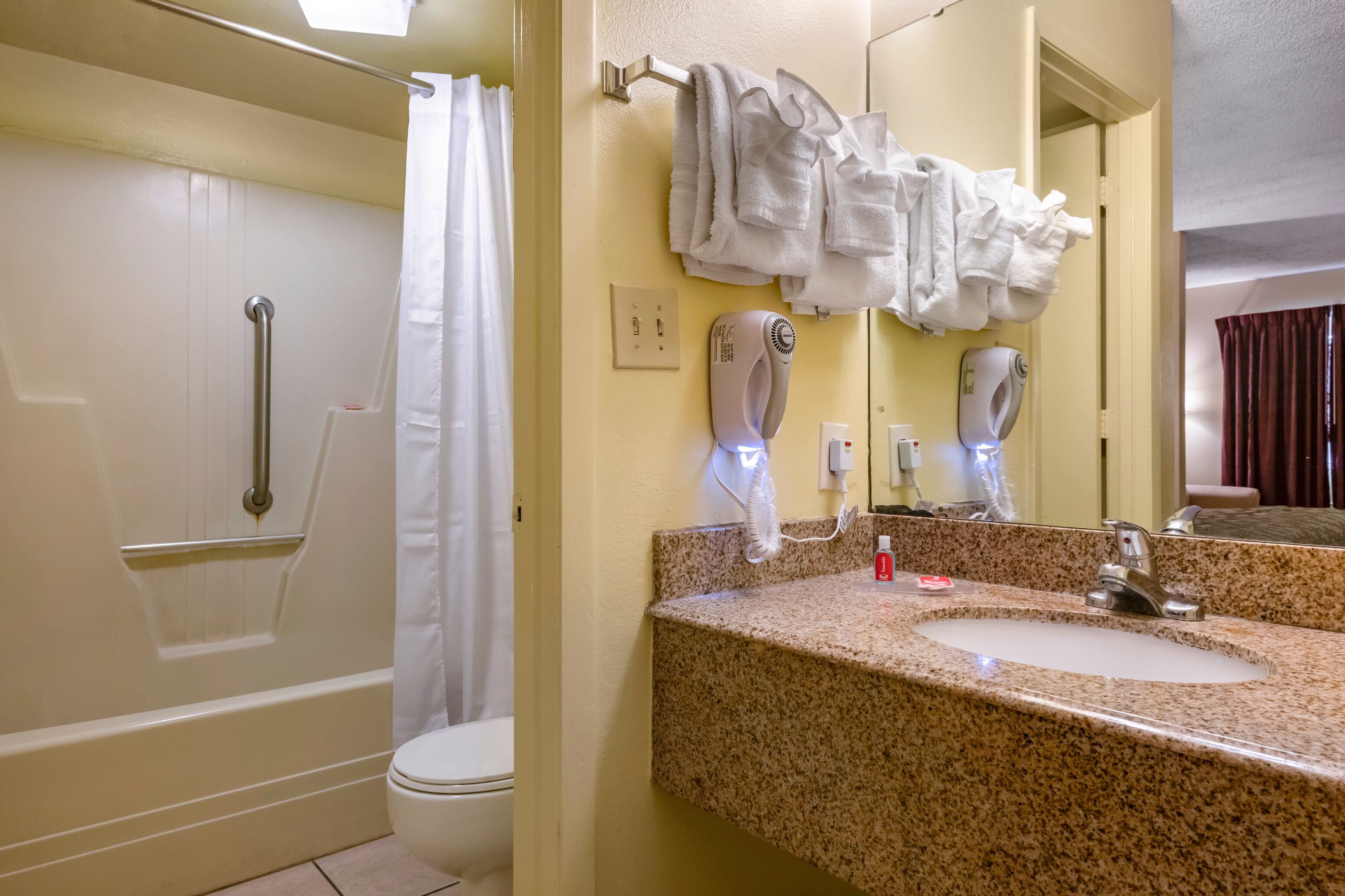 Foto - Econo Lodge Inn & Suites Maingate Central