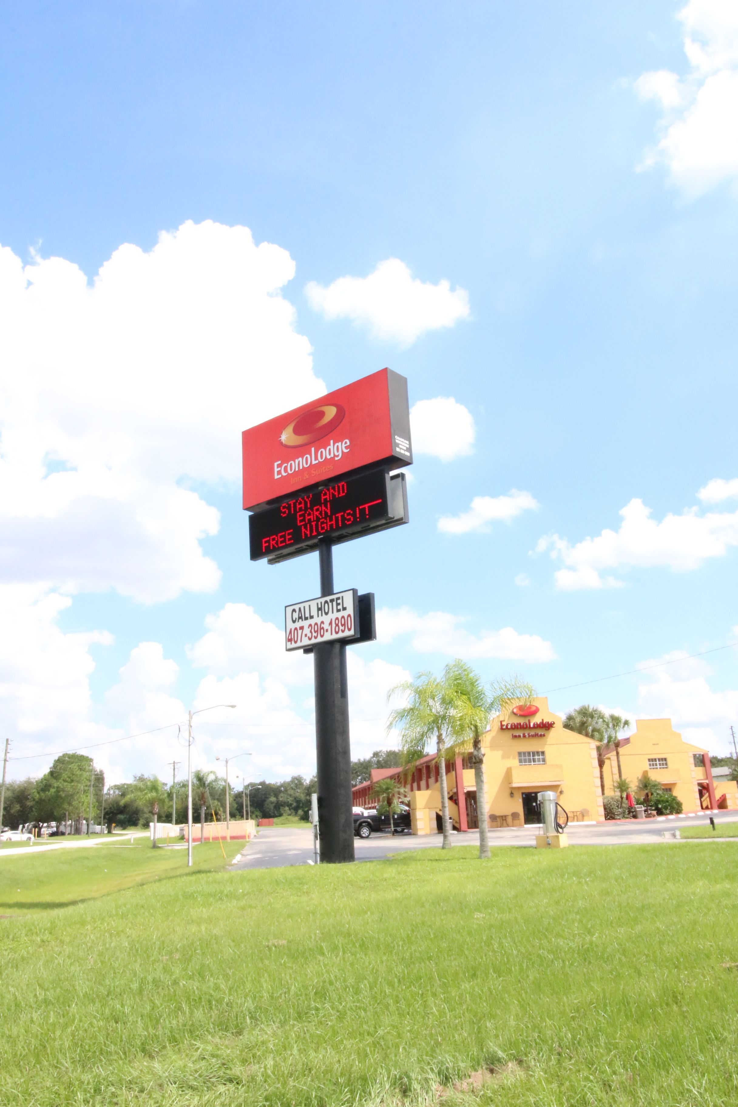 Foto - Econo Lodge Inn & Suites Maingate Central