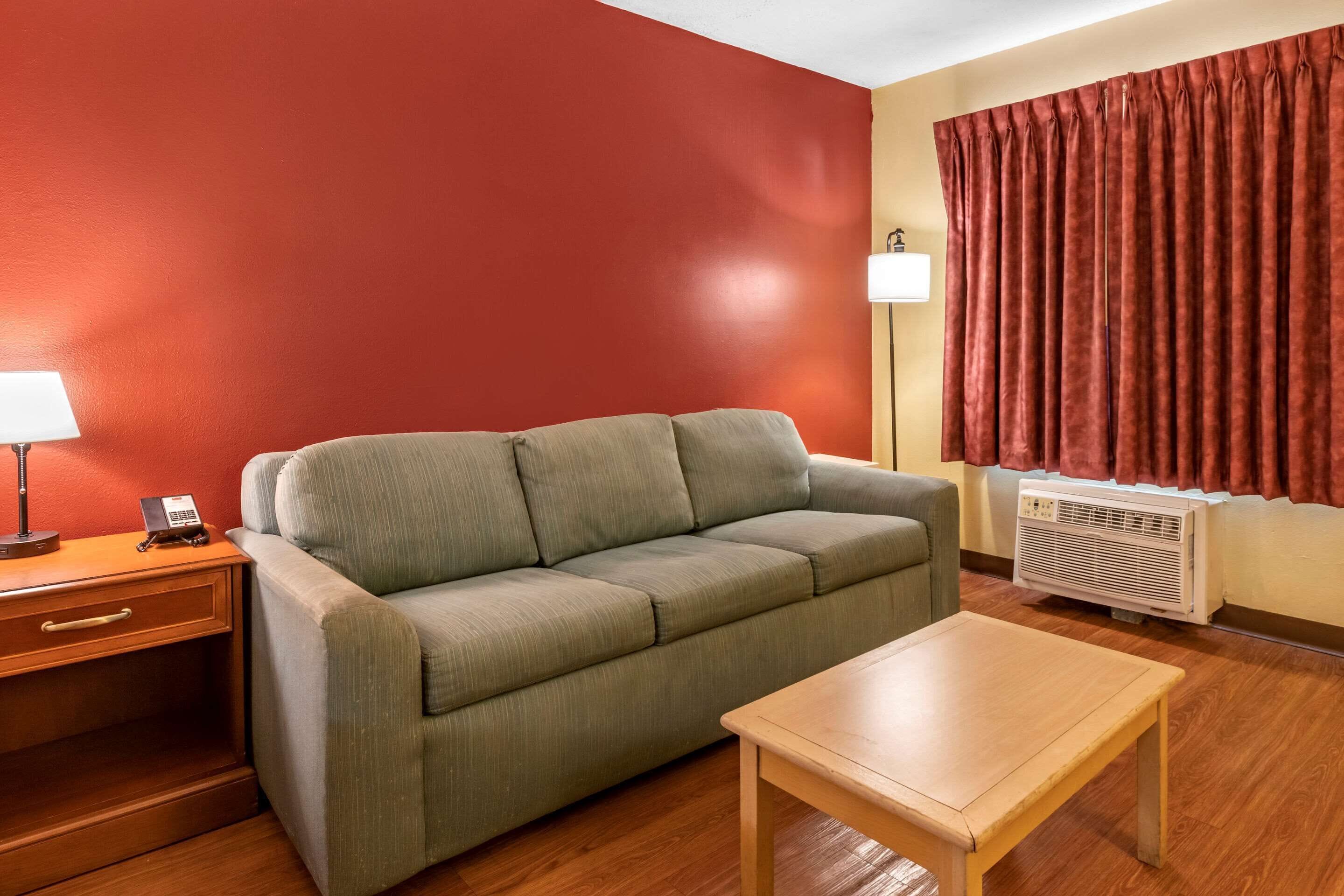 Foto - Econo Lodge Inn & Suites Maingate Central