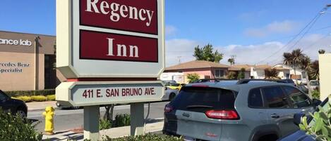 Placa indicando Regency Inn, na Avenida San Bruno, número 411.