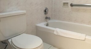 Combined shower/bathtub, free toiletries, hair dryer, towels