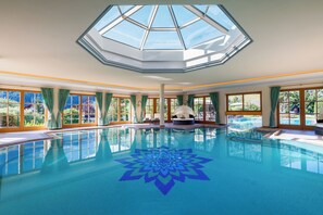 Indoor pool, outdoor pool, pool umbrellas, sun loungers - Hotel Singer - Relais & Châteaux (Berwang)