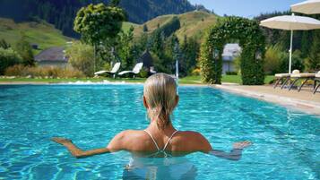 Piscina coperta, piscina all'aperto, ombrelloni da piscina, lettini