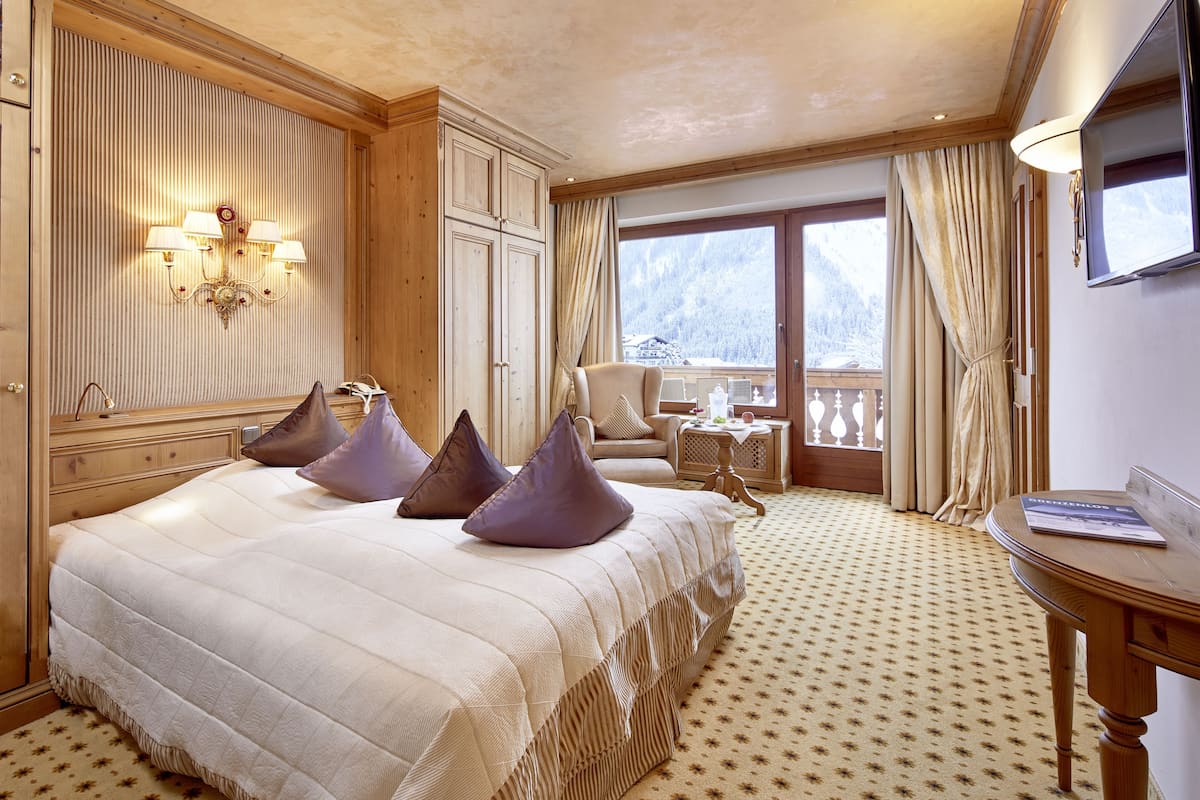 in-room safe, desk, free wifi, bed sheets