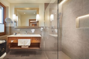 Double Room, Mountain View | Bathroom | Free toiletries, hair dryer, bathrobes, slippers - Hotel Singer - Relais & Châteaux (Berwang)