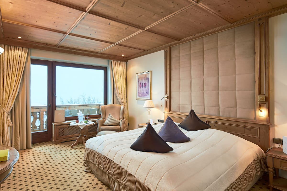 in-room safe, desk, free wifi, bed sheets