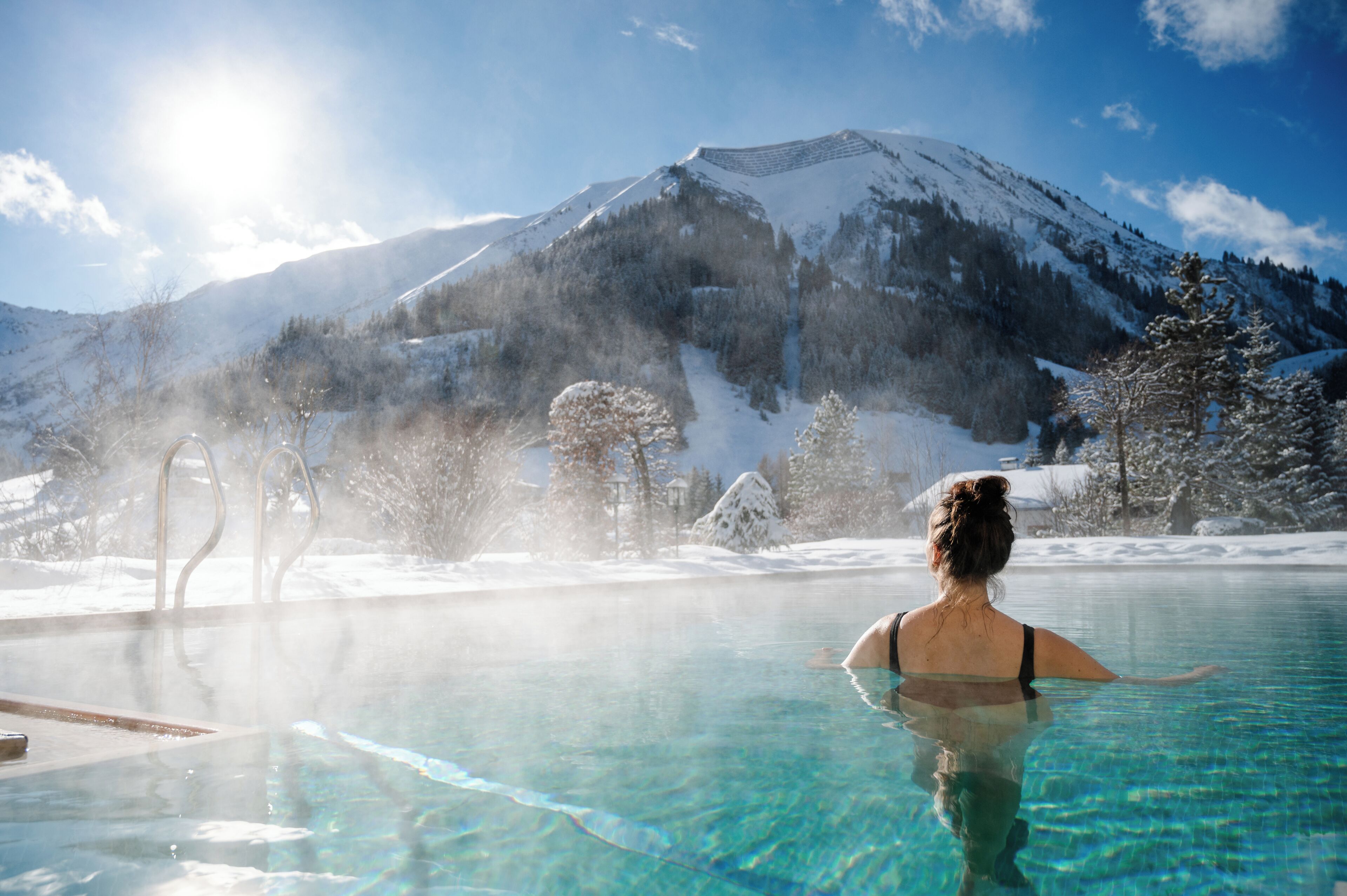 Piscina coperta, piscina all'aperto, ombrelloni da piscina, lettini