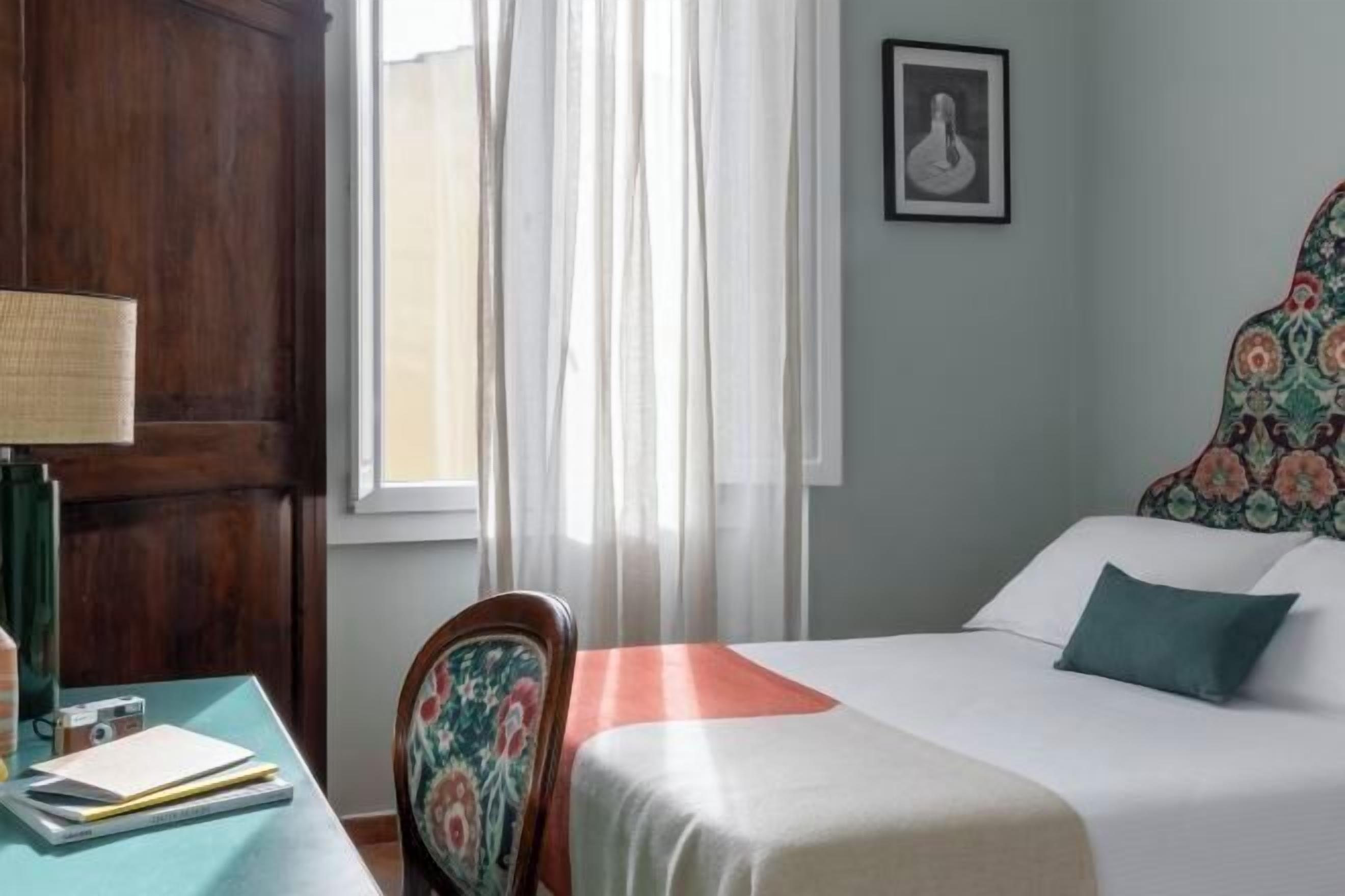 Minibar, caja de seguridad en la habitación y escritorio 