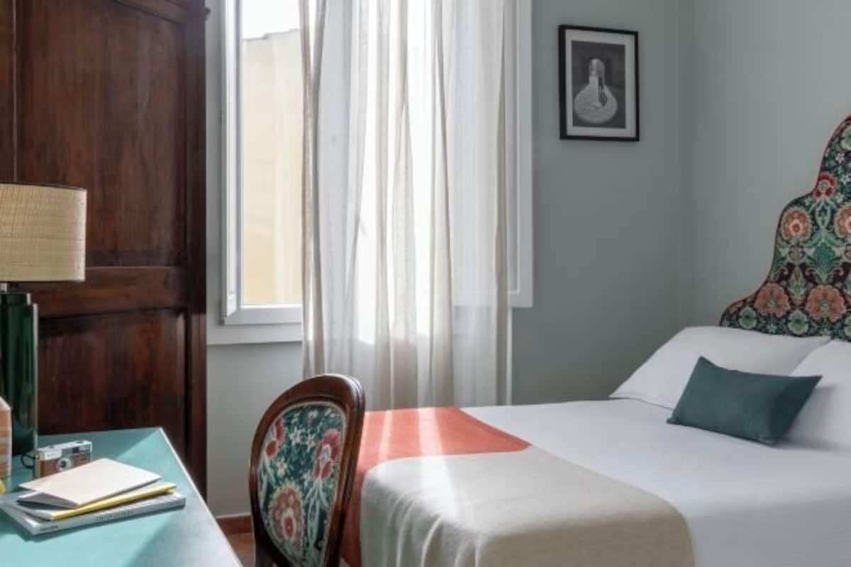 Minibar, caja de seguridad en la habitación y escritorio