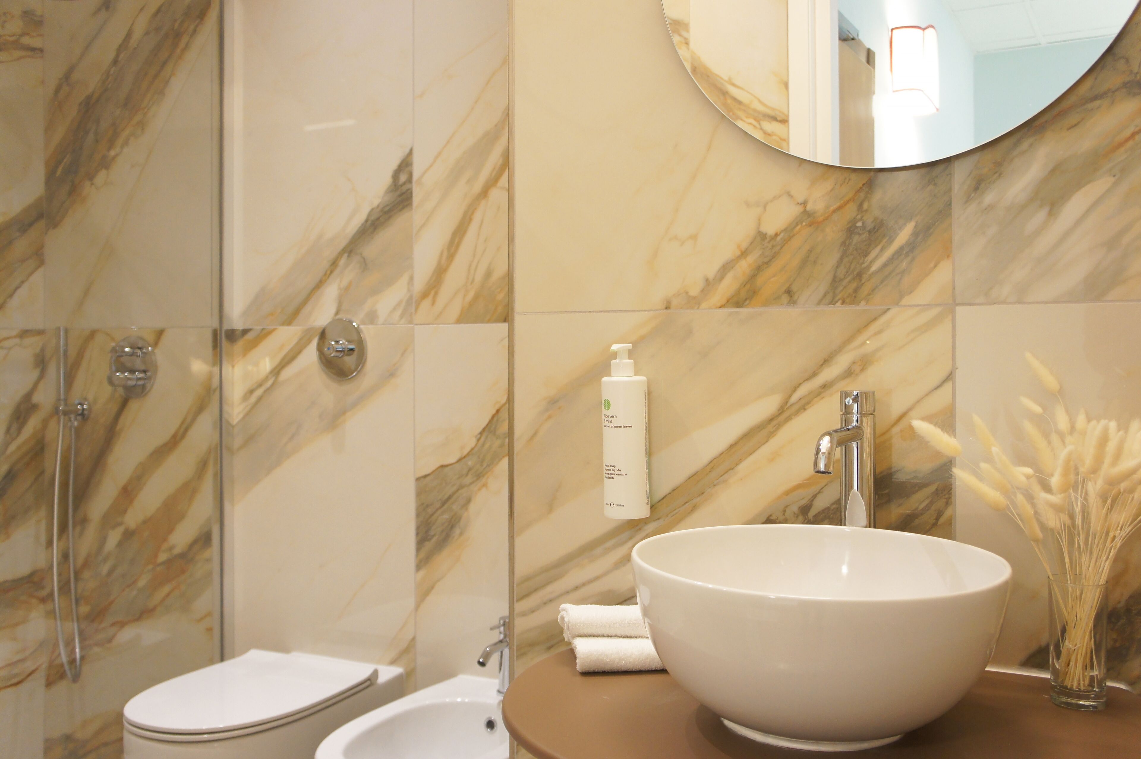 standard triple room | bathroom | free toiletries, hair dryer, towels