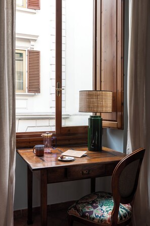 Habitación superior con 1 cama matrimonial o 2 individuales | Minibar, caja de seguridad en la habitación y escritorio 