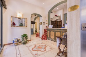 Mostrador para check-in y check-out