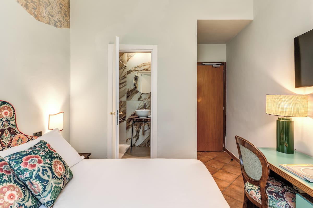 Basic Double Room | Minibar, in-room safe, desk, soundproofing