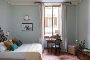 Habitación cuádruple estándar | Minibar, caja fuerte, escritorio y sistema de insonorización