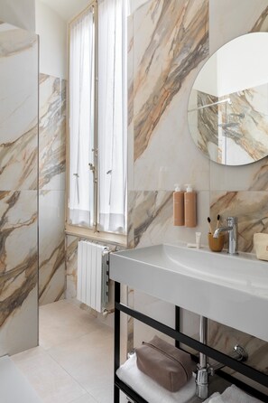 Superior Double or Twin Room | Bathroom | Free toiletries, hair dryer, towels - Hotel Galileo (Florence)