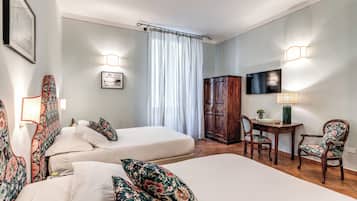 Habitación cuádruple estándar | Minibar, caja de seguridad en la habitación y escritorio