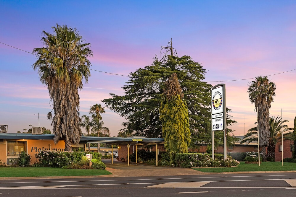 The Plainsman Motel by null