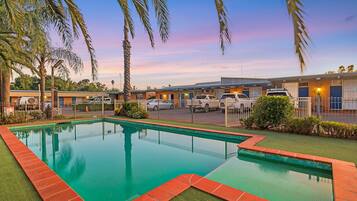 Una piscina al aire libre de temporada