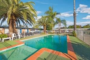 Una piscina al aire libre de temporada