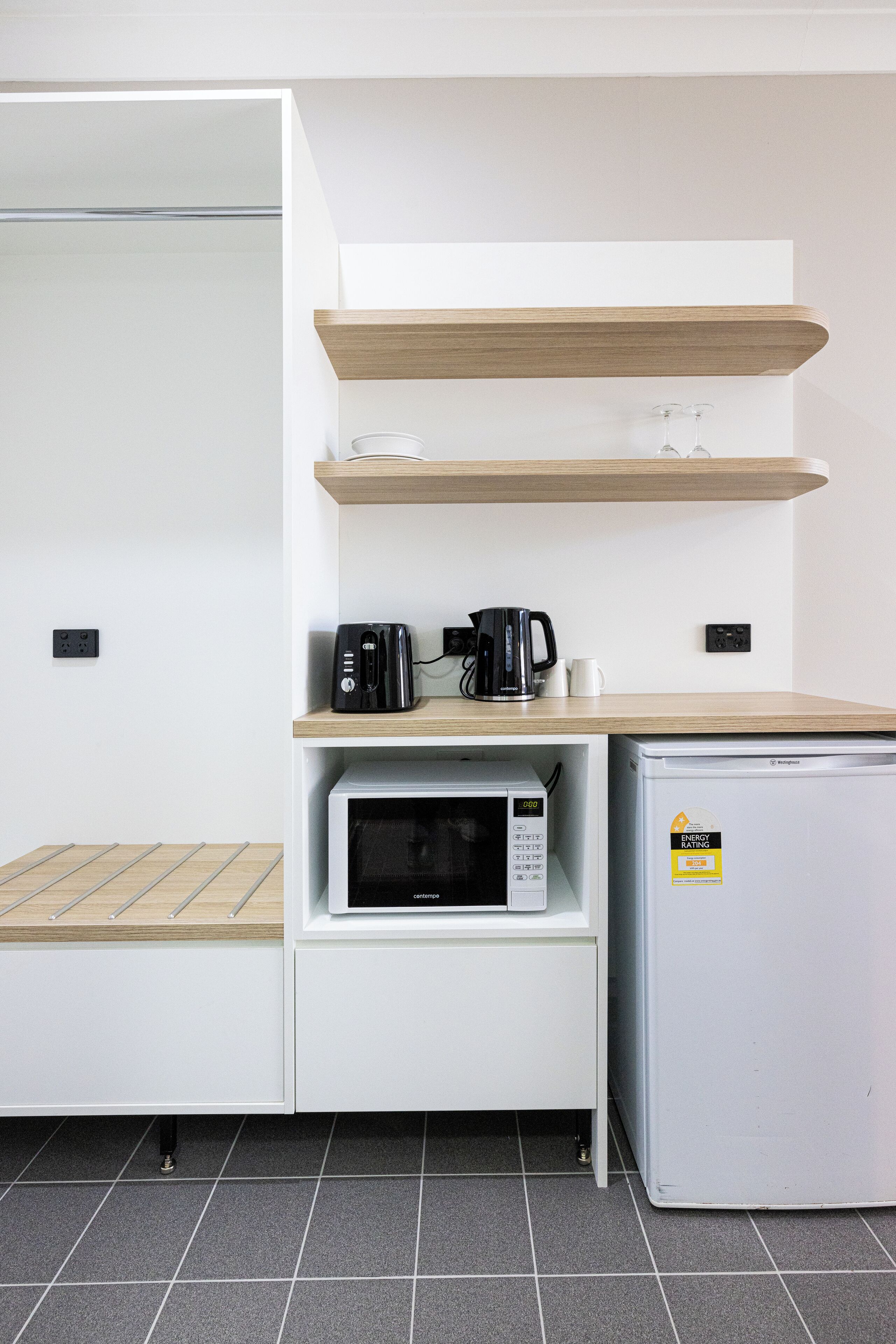 Habitación, no fumadores, junto a la piscina (Queen) | Cocina privada | Frigorífico, microondas, cafetera o tetera y tostadora
