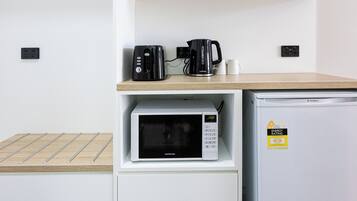Habitación, no fumadores, junto a la piscina (Queen) | Cocina privada | Frigorífico, microondas, cafetera o tetera y tostadora