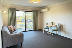 Phòng Suite, 1 giường cỡ king, không hút thuốc | Bộ đồ giường cao cấp, màn/rèm cản sáng, bàn ủi/dụng cụ ủi quần áo 