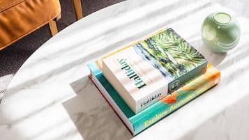 Rom, ikke-røyk, ved basseng (Queen) | Sengetøy av topp kvalitet, blendingsgardiner og strykejern/-brett