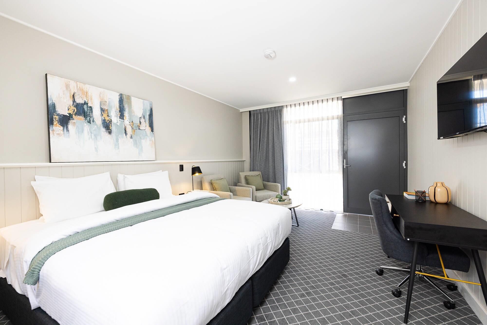 客房, 1 張特大雙人床, 非吸煙房 | 高級寢具、遮光布/窗簾、熨斗/熨衣板、免費無線 上網