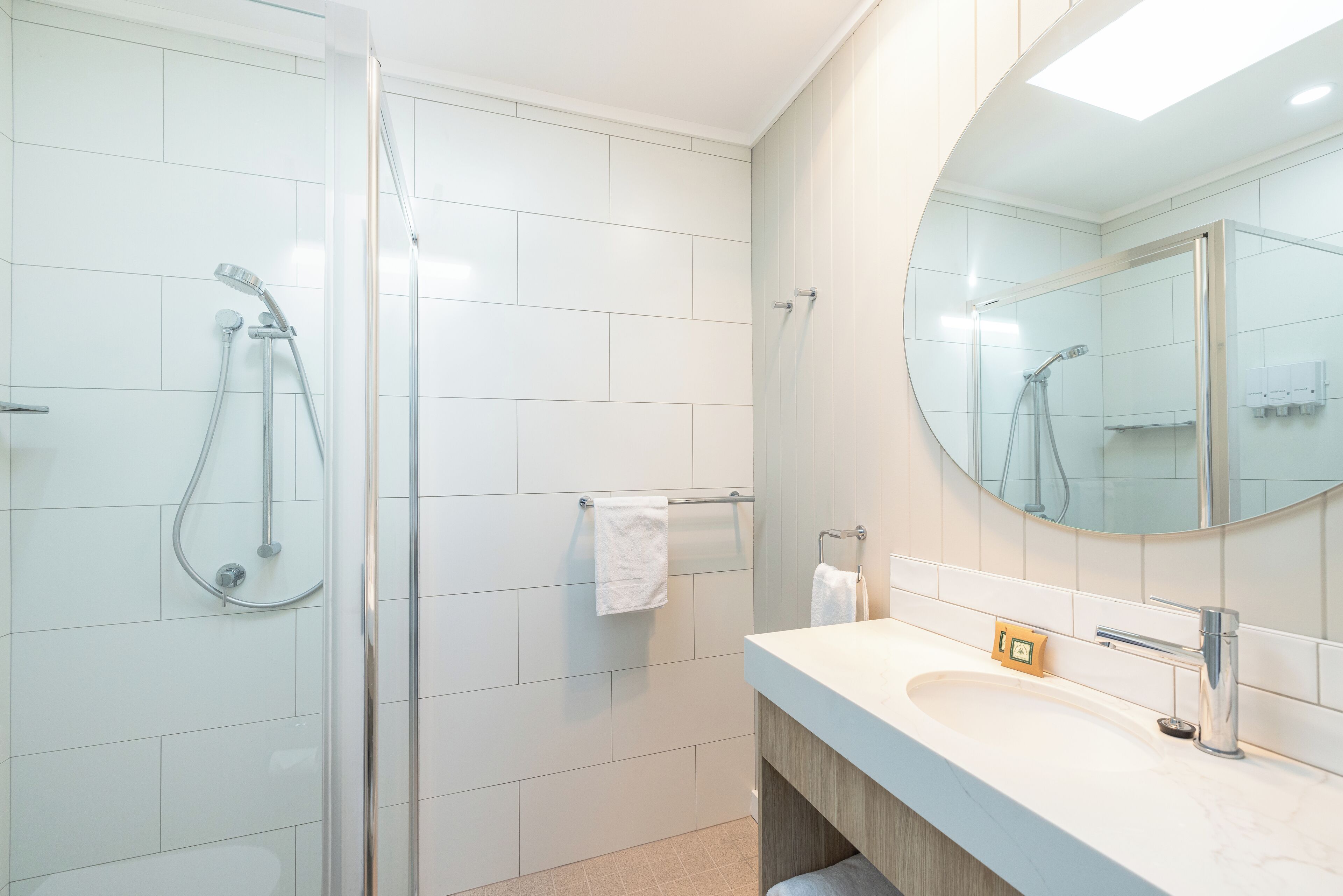 Kamer, 1 kingsize bed, niet-roken (Upgrade) | Badkamer | Gratis toiletartikelen, een haardroger, handdoeken, zeep