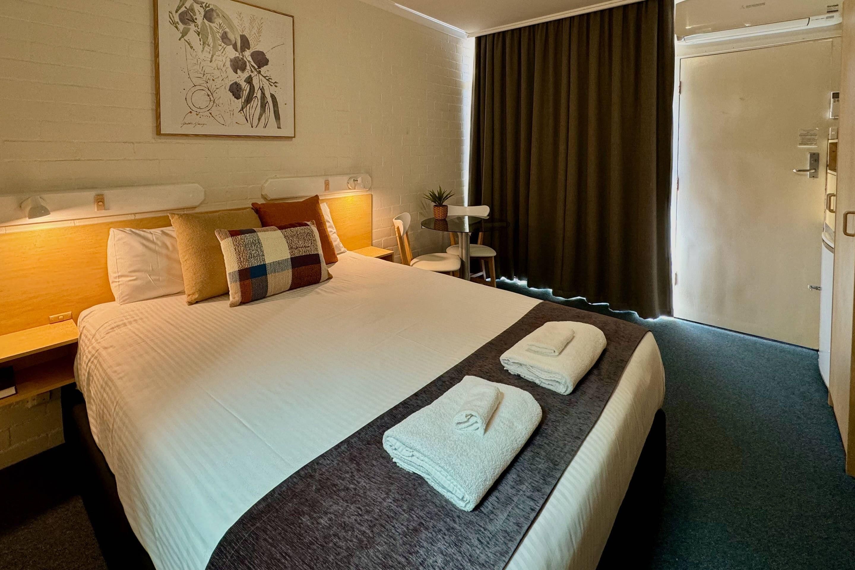 客房, 1 張加大雙人床, 非吸煙房 | 高級寢具、遮光布/窗簾、熨斗/熨衣板、免費無線上網