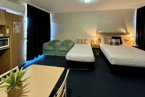 Phòng, nhiều giường, không hút thuốc | Bộ đồ giường cao cấp, màn/rèm cản sáng, bàn ủi/dụng cụ ủi quần áo 