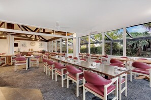 A spacious dining area with high ceilings, large windows, and red upholstered chairs. - Comfort Inn Gateway Tamworth (South Tamworth)