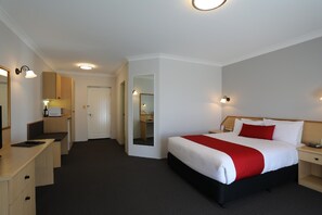 Chambre exĂ©cutive, 1 trĂšs grand lit, non-fumeur | Literie de qualitĂ©, rideaux dâobscurcissement, fer et planche Ă repasser