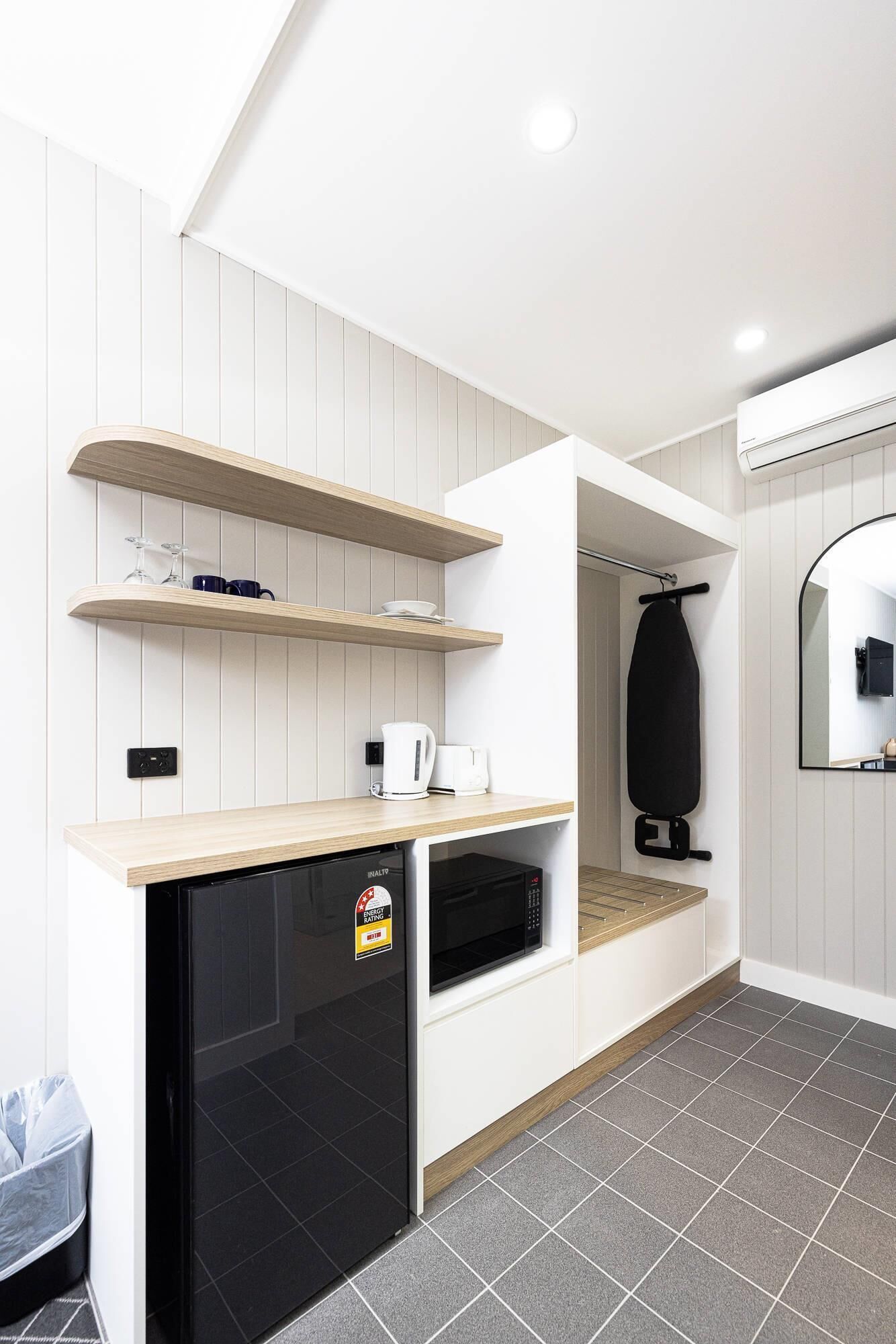 غرفة - سرير ملكي - لغير المدخنين | أغطية فراش متميزة وستائر تعتيم ومكواة/لوح كي وواي فاي مجانًا