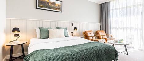 Quarto, para não fumantes, ao lado da piscina (Queen) | Roupas de cama premium, cortinas blackout, ferros/tábuas de passar roupa