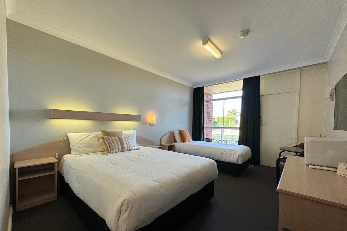 Room, Non Smoking, Poolside (Twin)