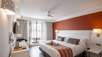 Een minibar, een kluis op de kamer, een bureau, gratis wifi