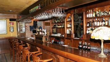 Bar en la azotea, con vista al mar, abre todos los días
