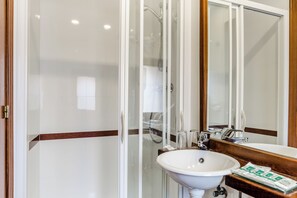 Artículos de higiene personal ecológicos, secador de pelo y toallas
