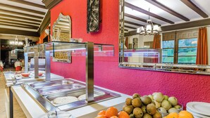 بوفيه فطور يوميًا مقابل رسوم