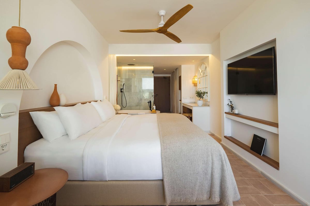 Premium bedding, minibar, in-room safe, desk