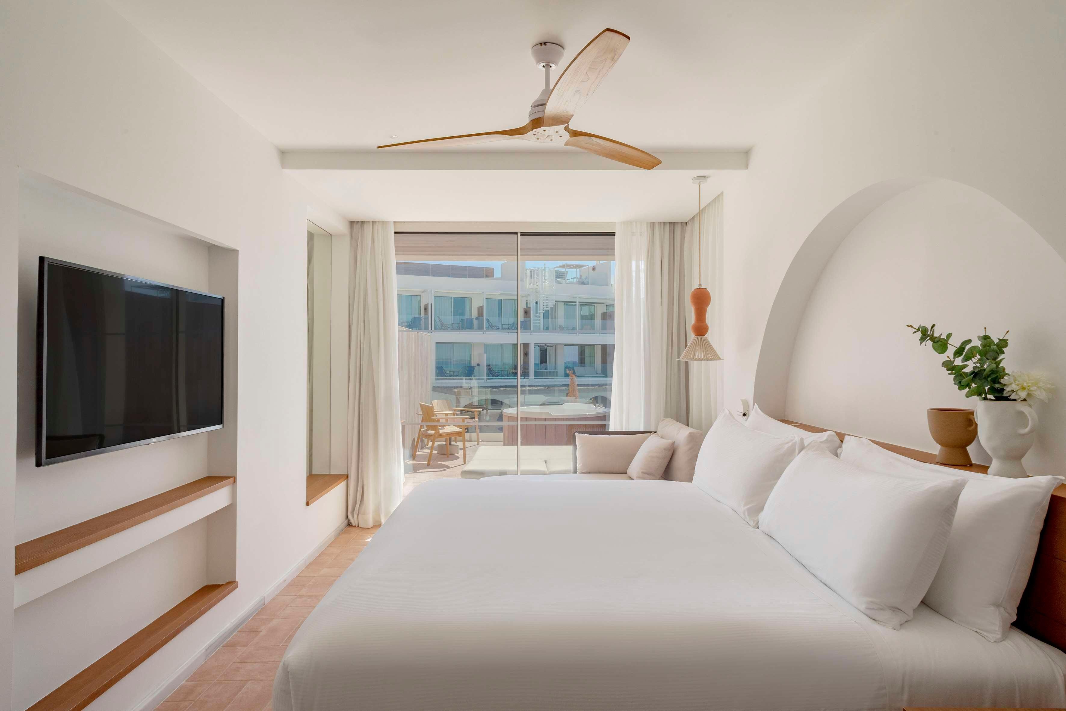 Luxe beddengoed, een minibar, een kluis op de kamer, een bureau