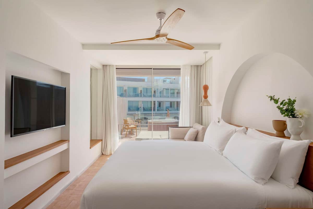 Premium bedding, minibar, in-room safe, desk